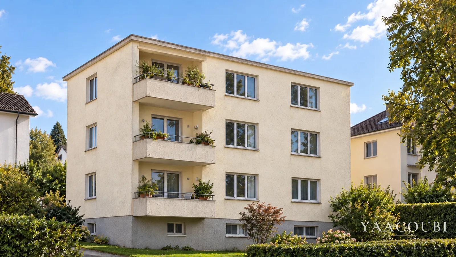 Mehrfamilienhaus aus den 1960er-Jahren, aufgestockt mit Attika — Heute