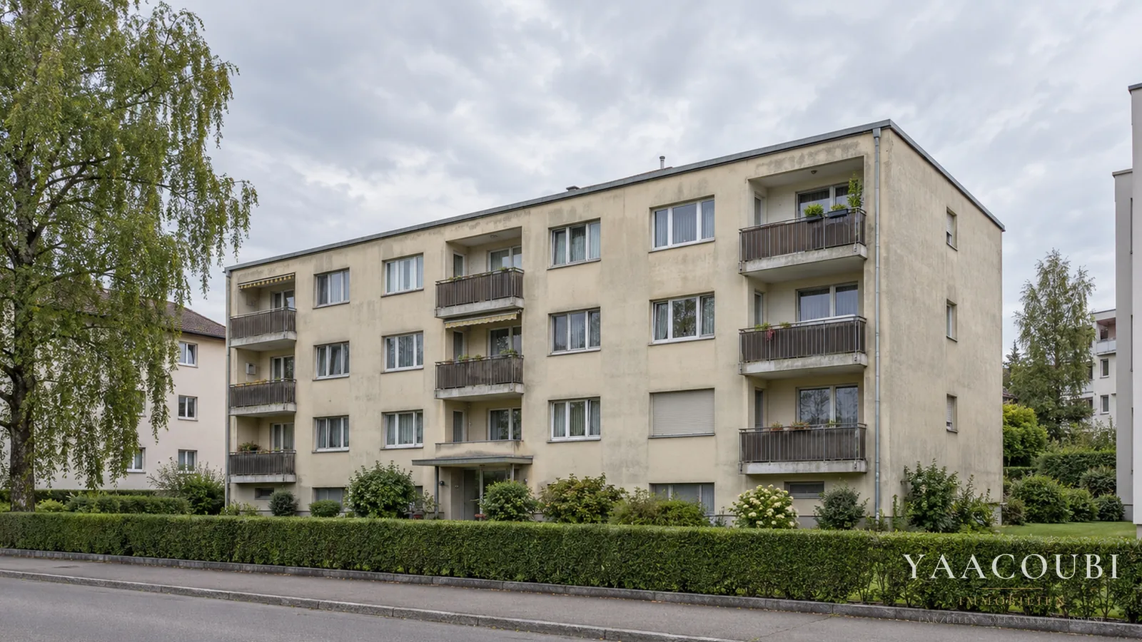 Wohnblock an einer Quartierstrasse — Heute