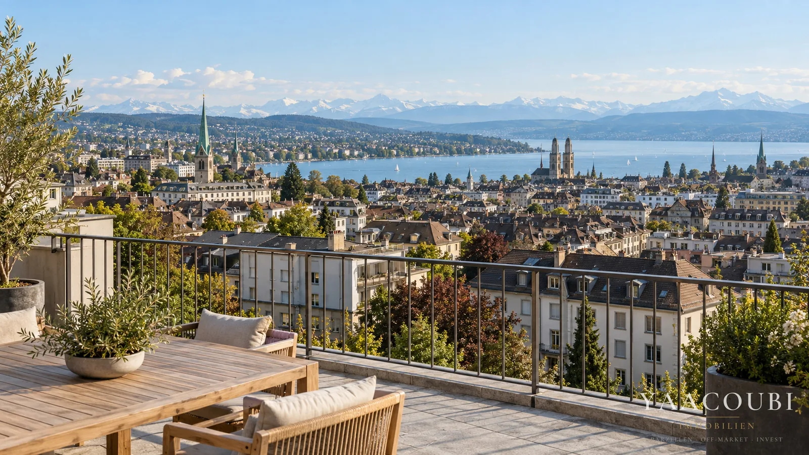 Terrasse mit Tisch und Blick über Stadt und See