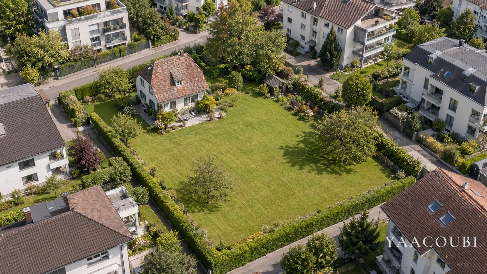Luftbild eines Hauses mit grosser Wiese im Quartier