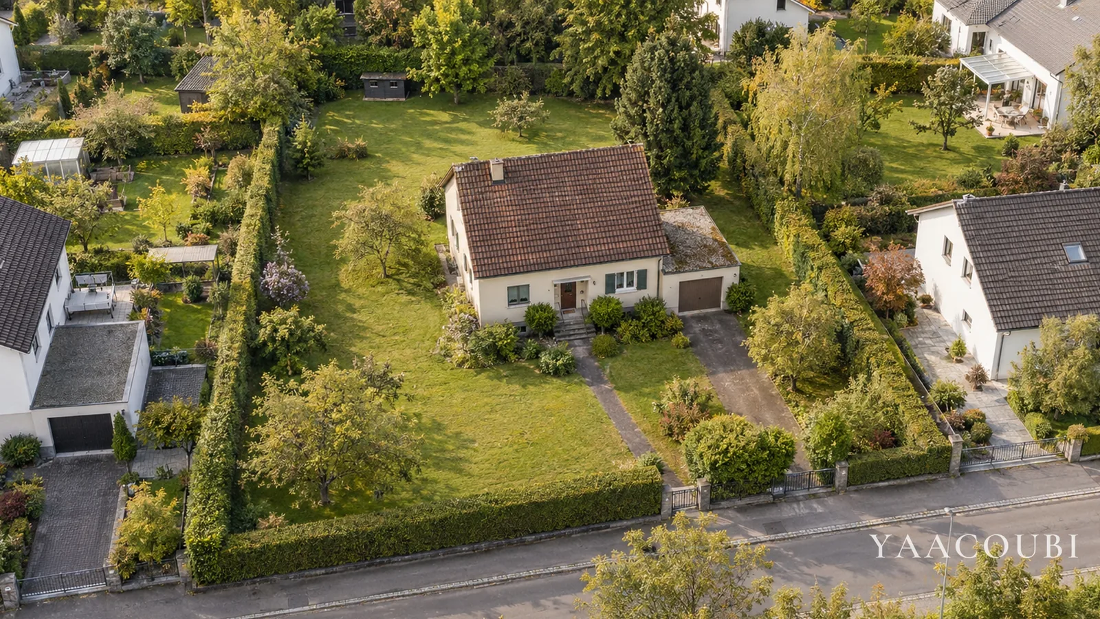 Luftbild einer Parzelle mit Einfamilienhaus und Garten — Heute · 97 m² HNF