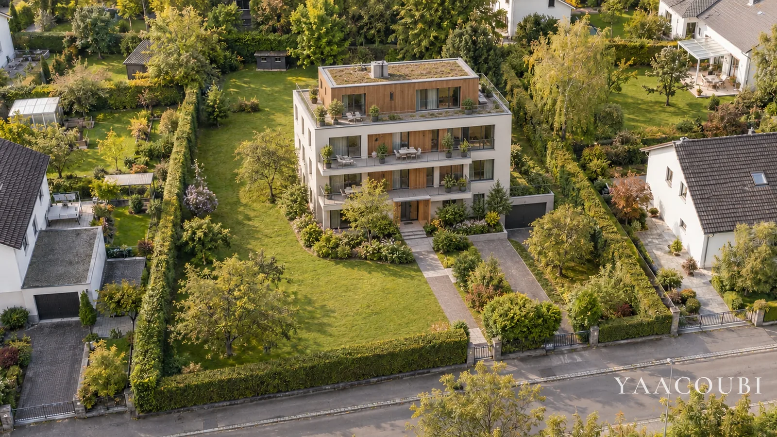 Luftbild einer Parzelle mit Einfamilienhaus und Garten — Neu möglich · 801 m² HNF