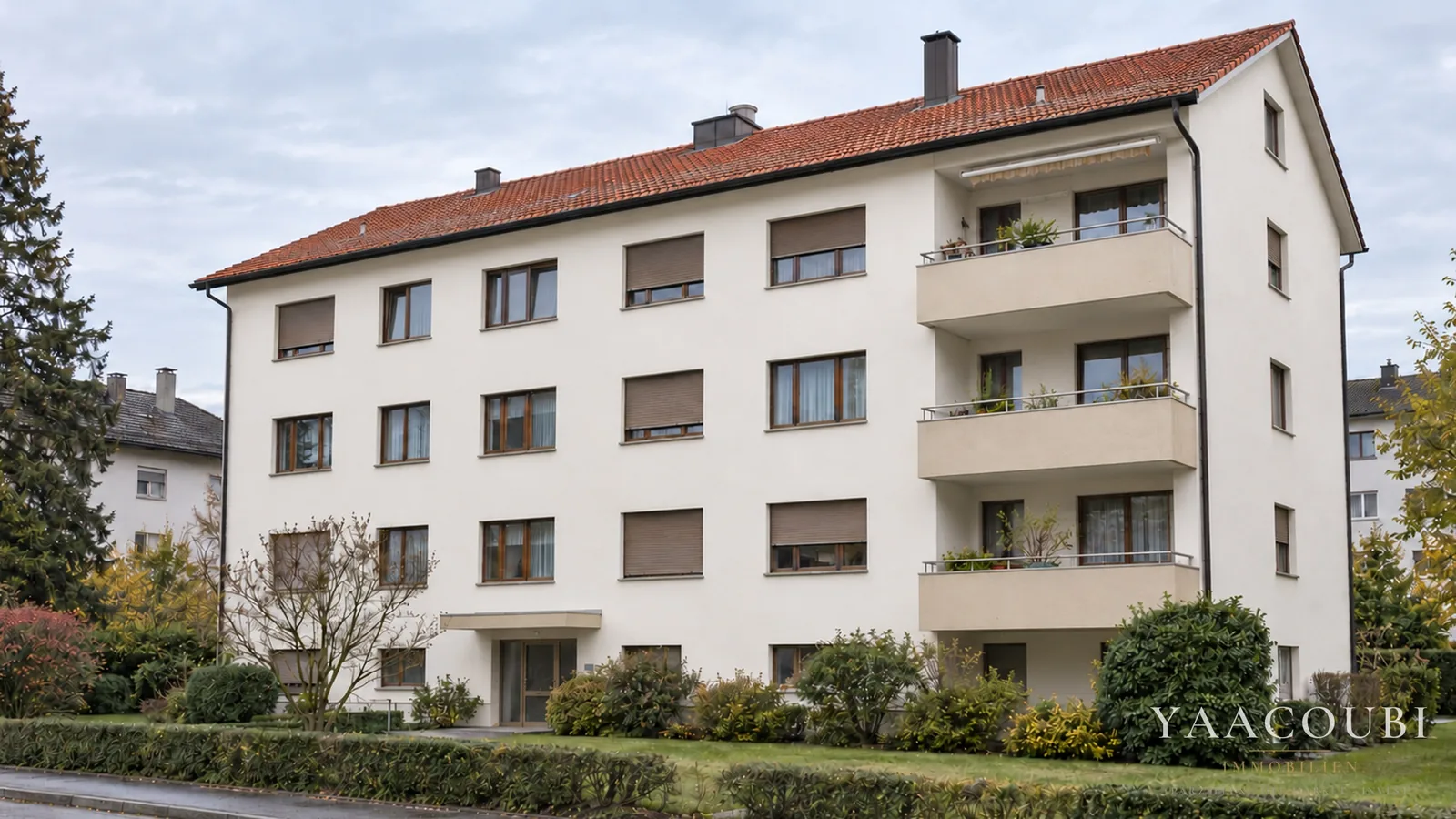 Mehrfamilienhaus mit erneuerter Fassade — Nach der Erneuerung
