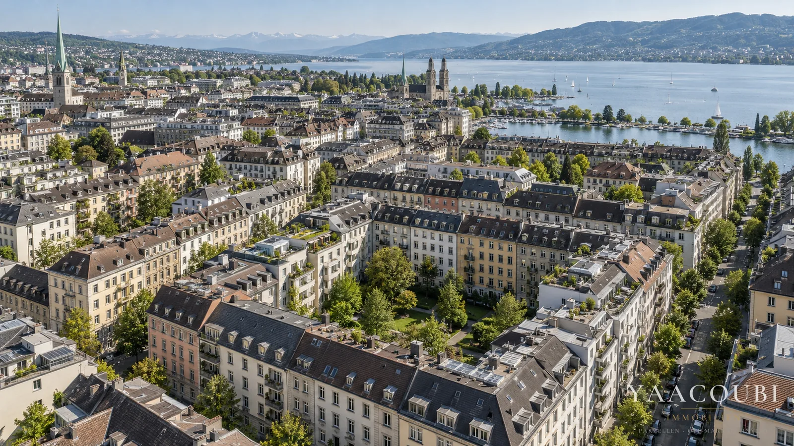 Luftbild einer Schweizer Stadt mit Wohnblöcken und See