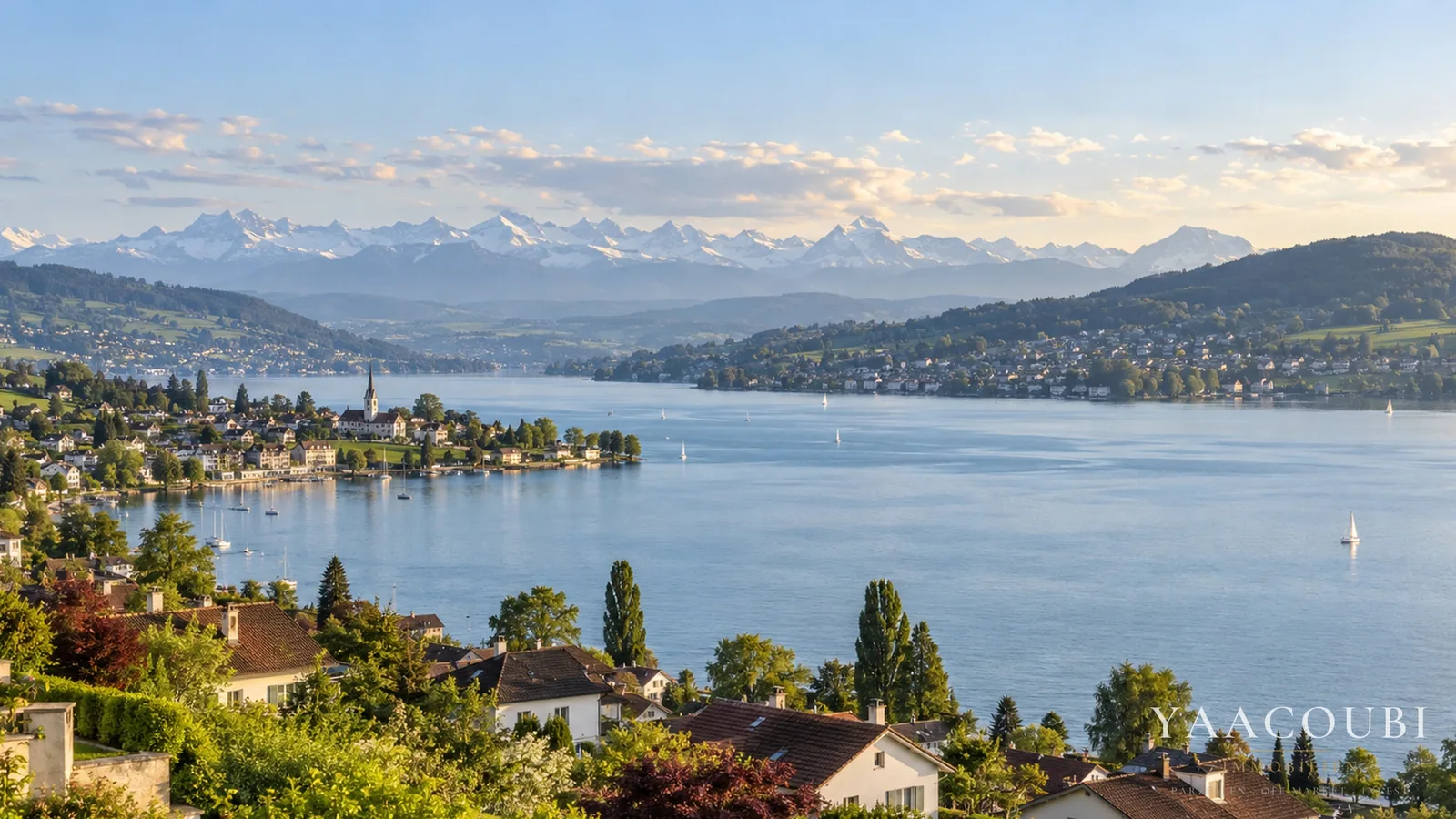 Dörfer am Zürichsee mit den Alpen